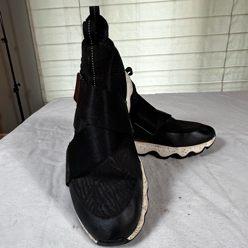 Sorel Kinetic sneakers, size 8.5.